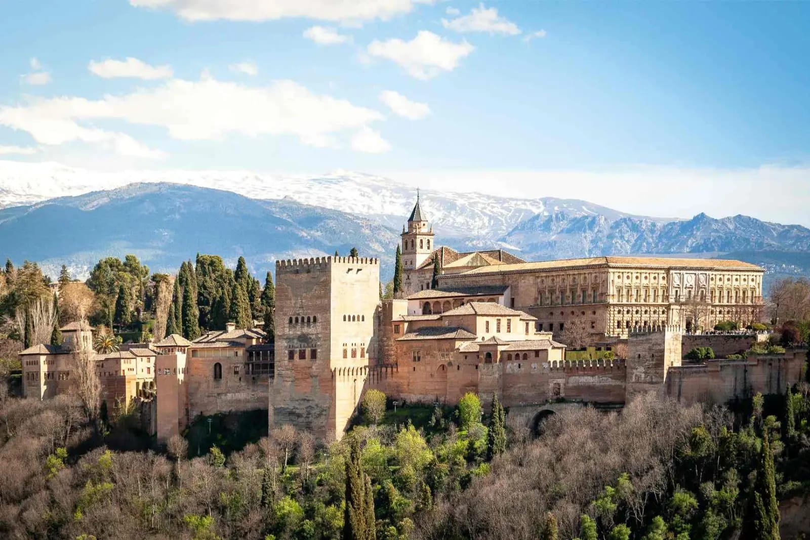 The Alhambra palace in Granada with the snow-capped Sierra Nevada behind, Andalucía